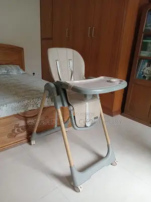 শিশুদের খাবার খাওয়ানোর হাই চেয়ার