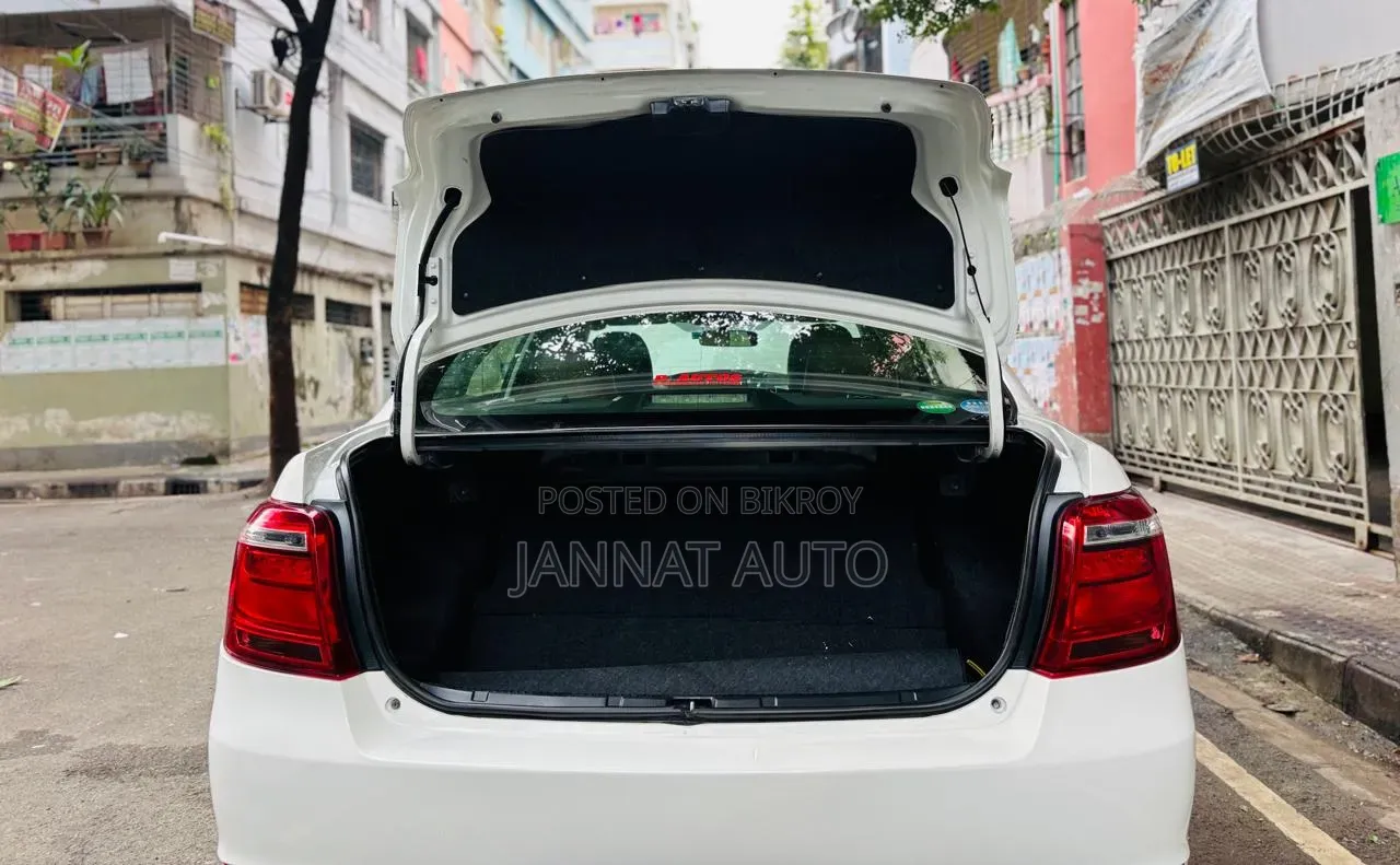 টয়োটা এক্সিও ২০১৭ সাদা