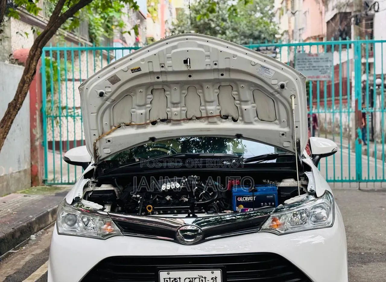 টয়োটা এক্সিও ২০১৭ সাদা
