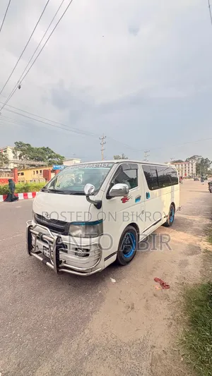 টয়োটা হাইএস ২০০৯ সাদা