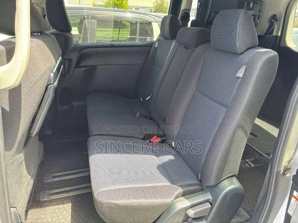 Toyota Noah 2021 Silver