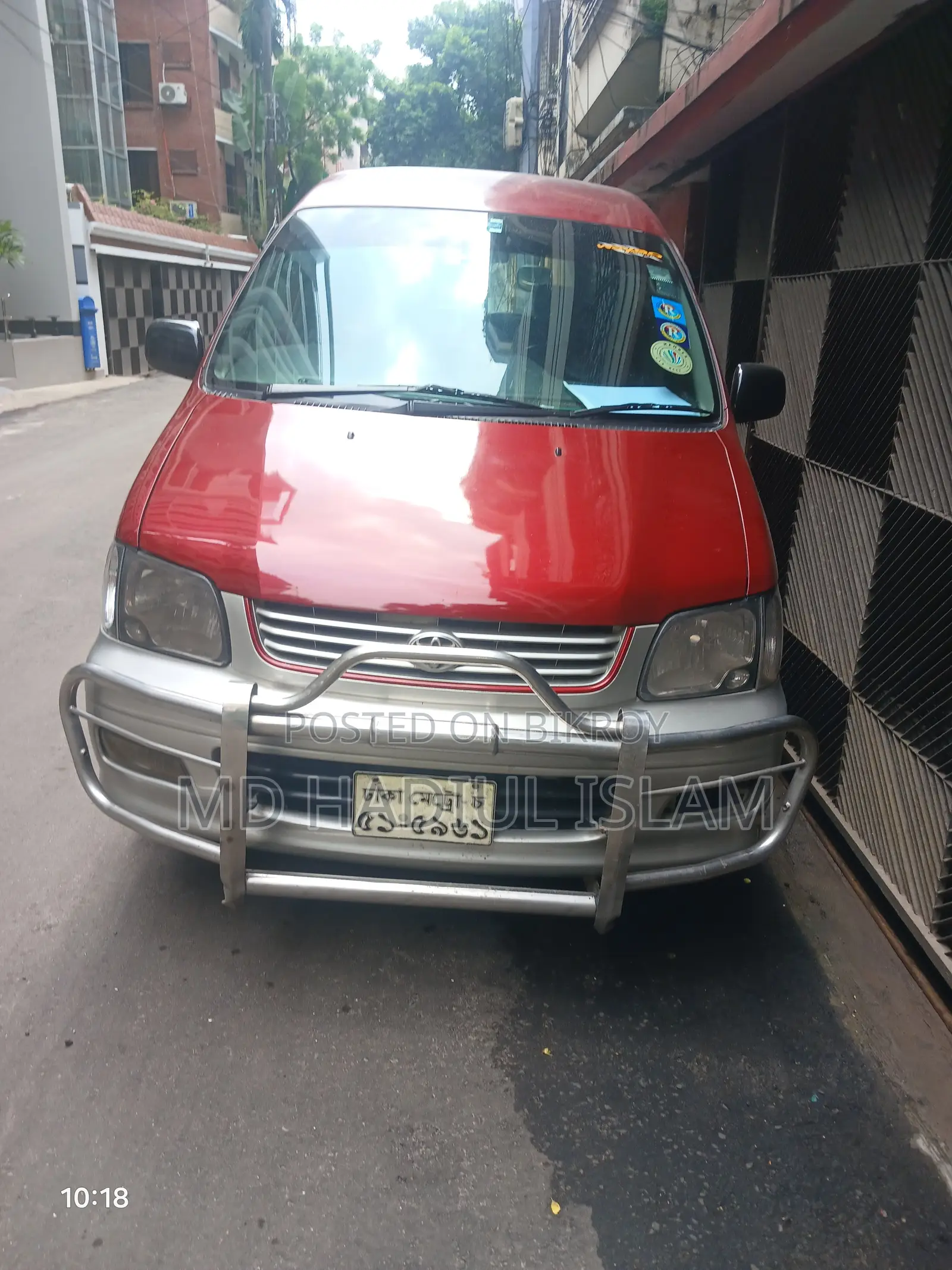 Toyota HiAce 2001 Red