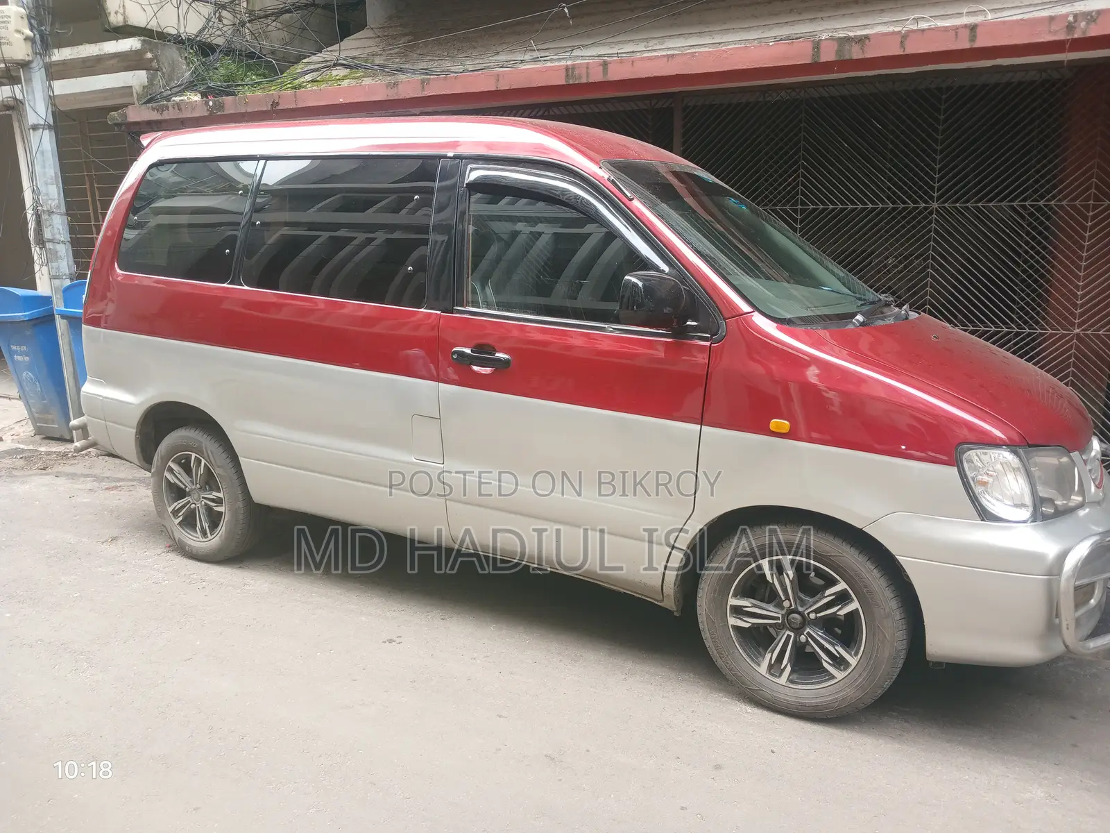 Toyota HiAce 2001 Red