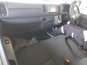 Toyota HiAce 2022 Pearl