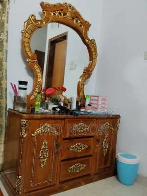 লাক্সারি ড্রেসিং টেবিল এবং শোকেস