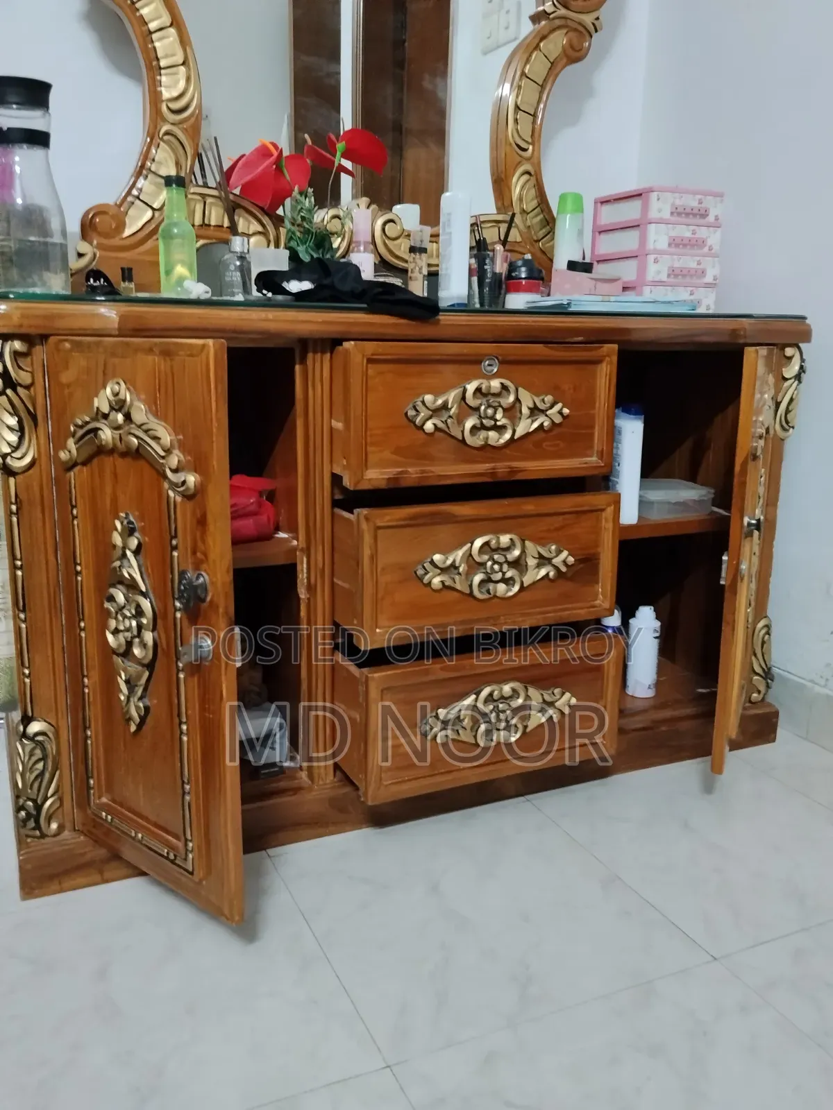 লাক্সারি ড্রেসিং টেবিল এবং শোকেস