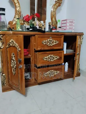 লাক্সারি ড্রেসিং টেবিল এবং শোকেস