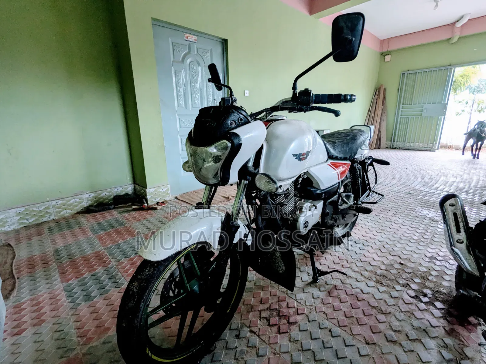 বাজাজ ভি১৫ ২০১৮ সাদা