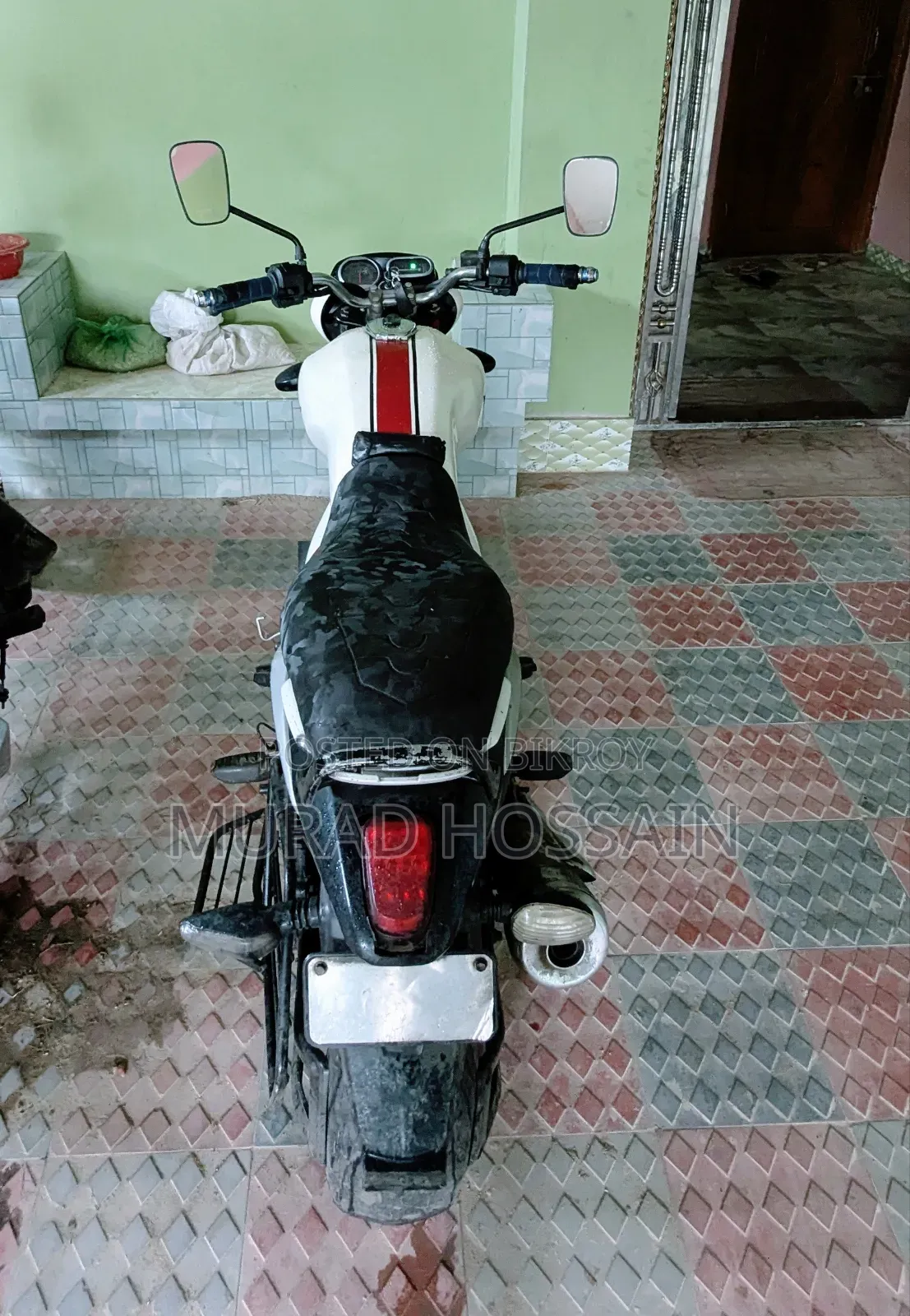 বাজাজ ভি১৫ ২০১৮ সাদা