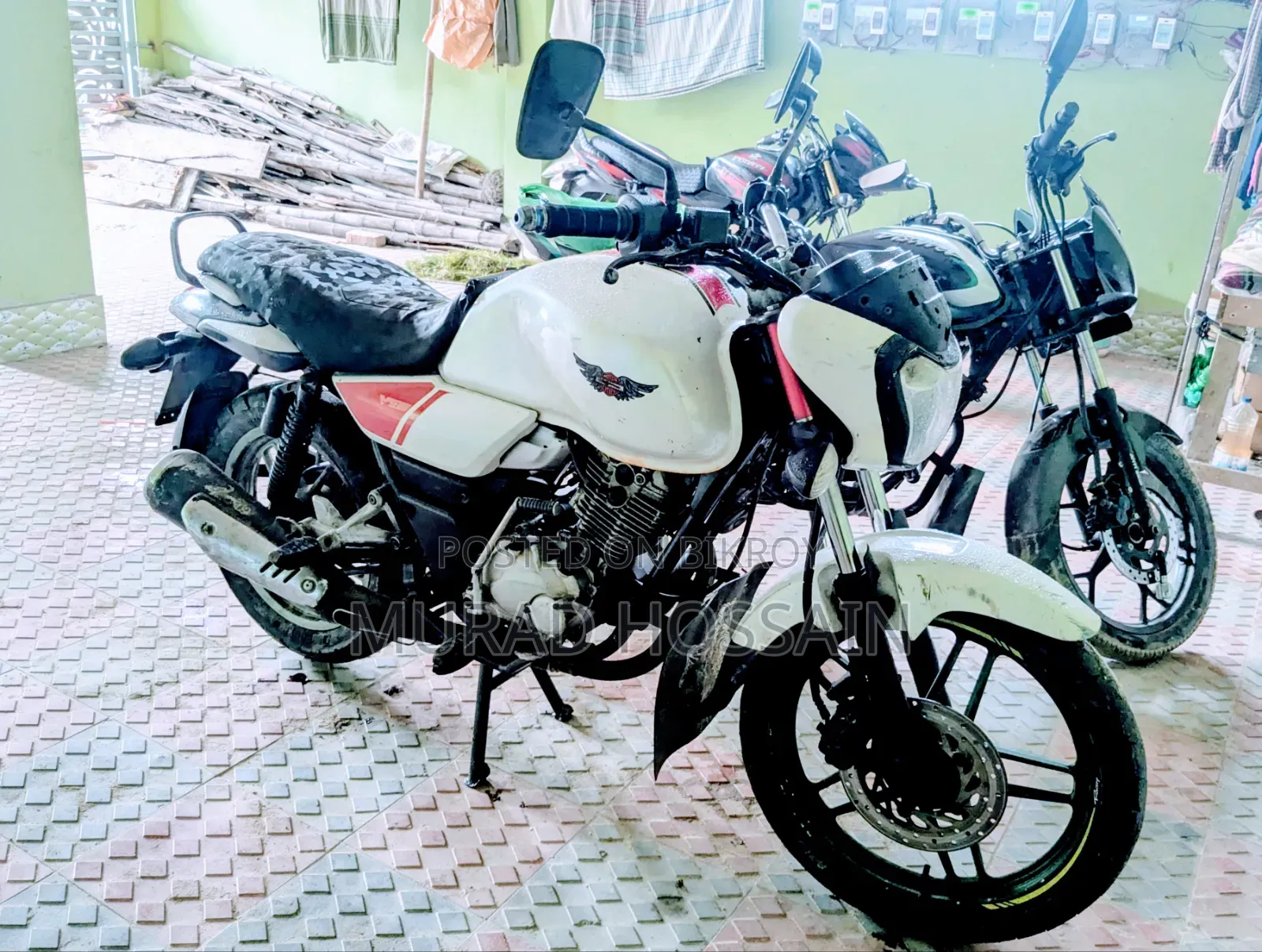 বাজাজ ভি১৫ ২০১৮ সাদা
