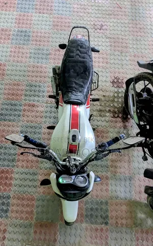 বাজাজ ভি১৫ ২০১৮ সাদা