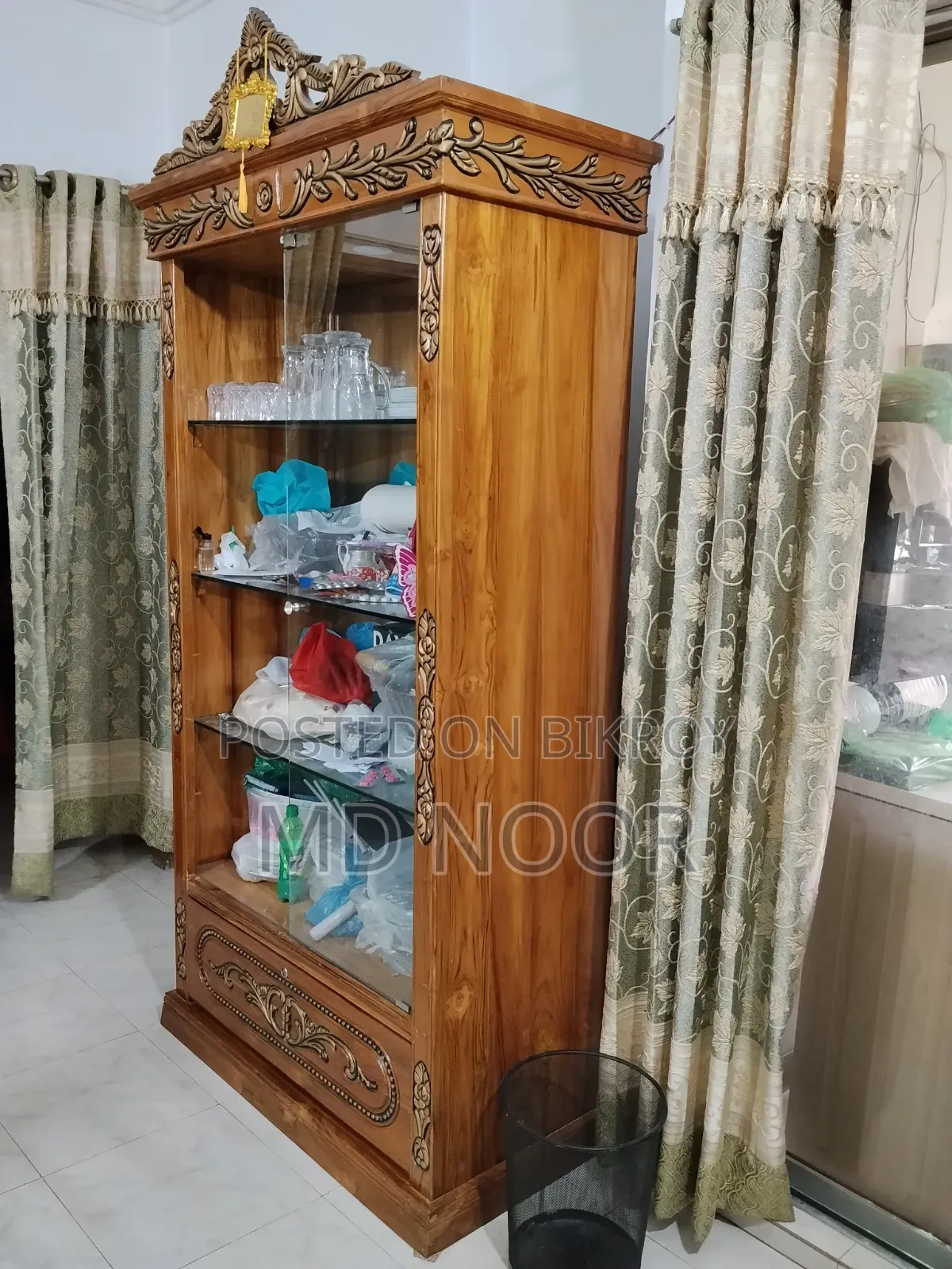 লাক্সারি ড্রেসিং টেবিল এবং শোকেস