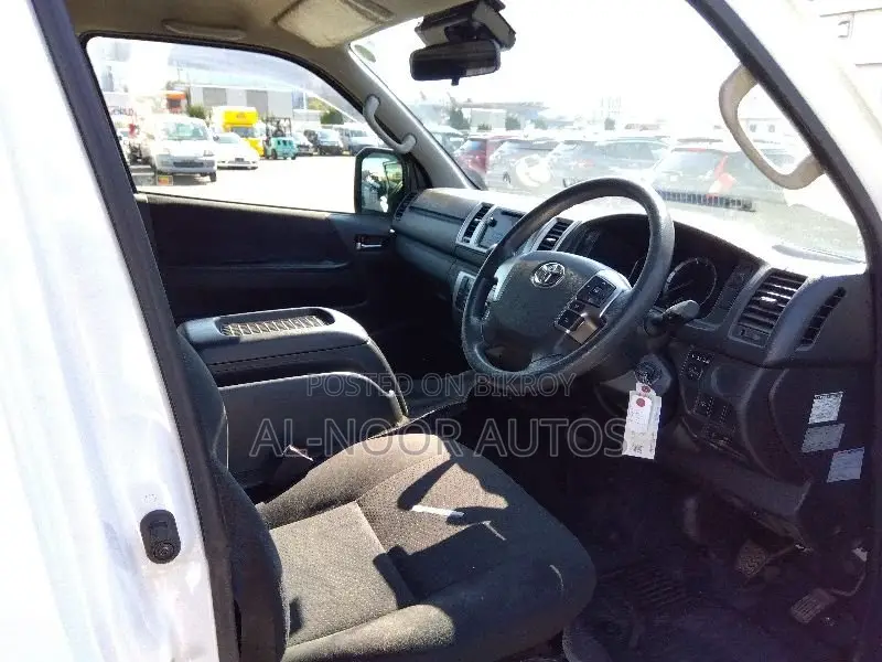 Toyota HiAce 2021 White
