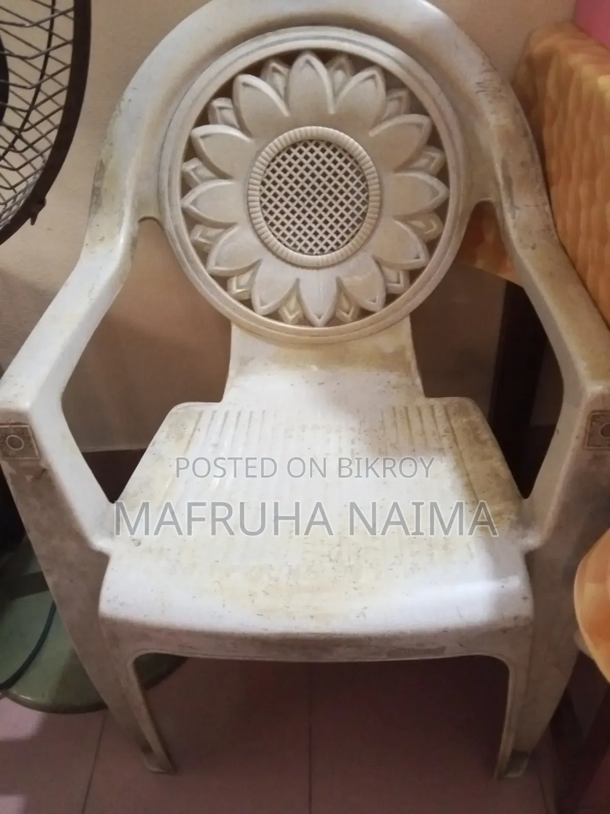 টেবিল চেয়ার