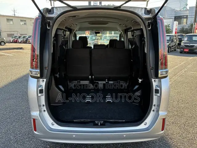 Toyota Noah 2021 Silver