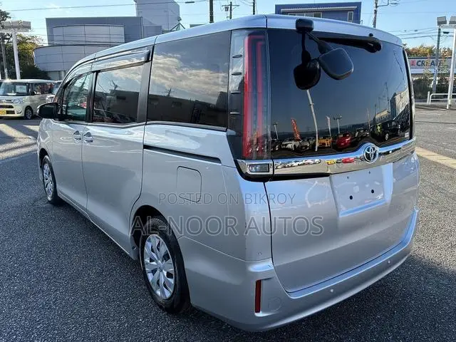 Toyota Noah 2021 Silver