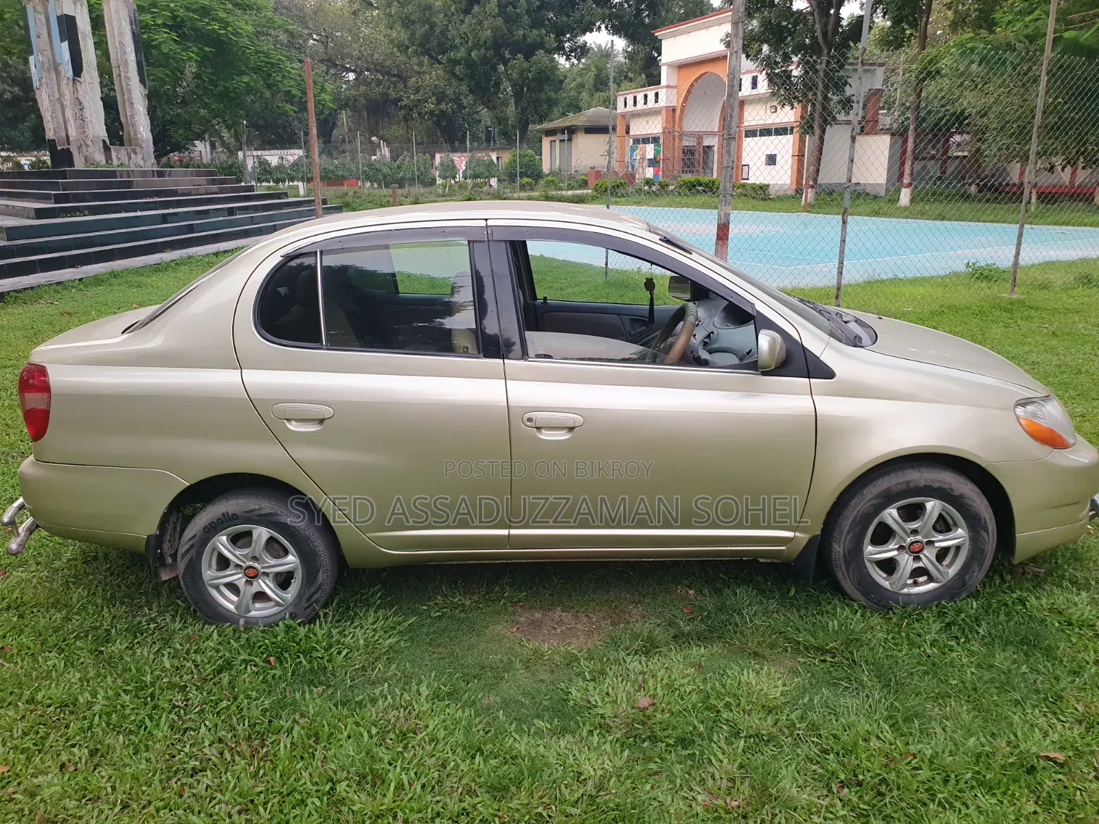 Toyota Platz 2000 Gold