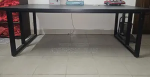 কনফারেন্স টেবিল