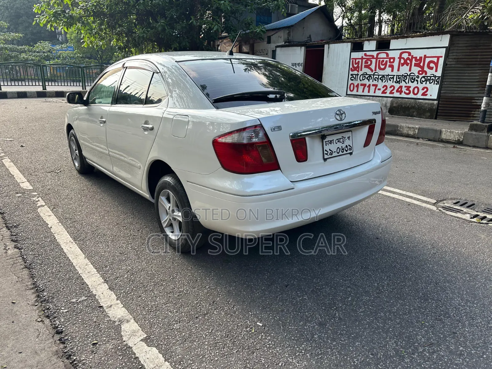 টয়োটা প্রিমিয়ো ২০০৪ সাদা