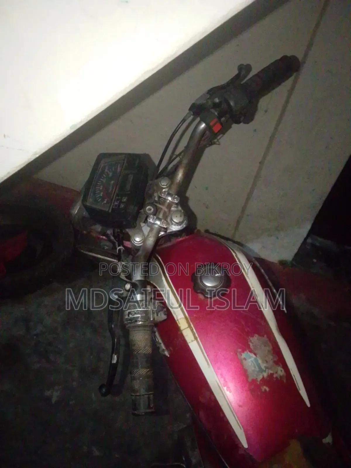 মোটরসাইকেল ২০০০ লাল