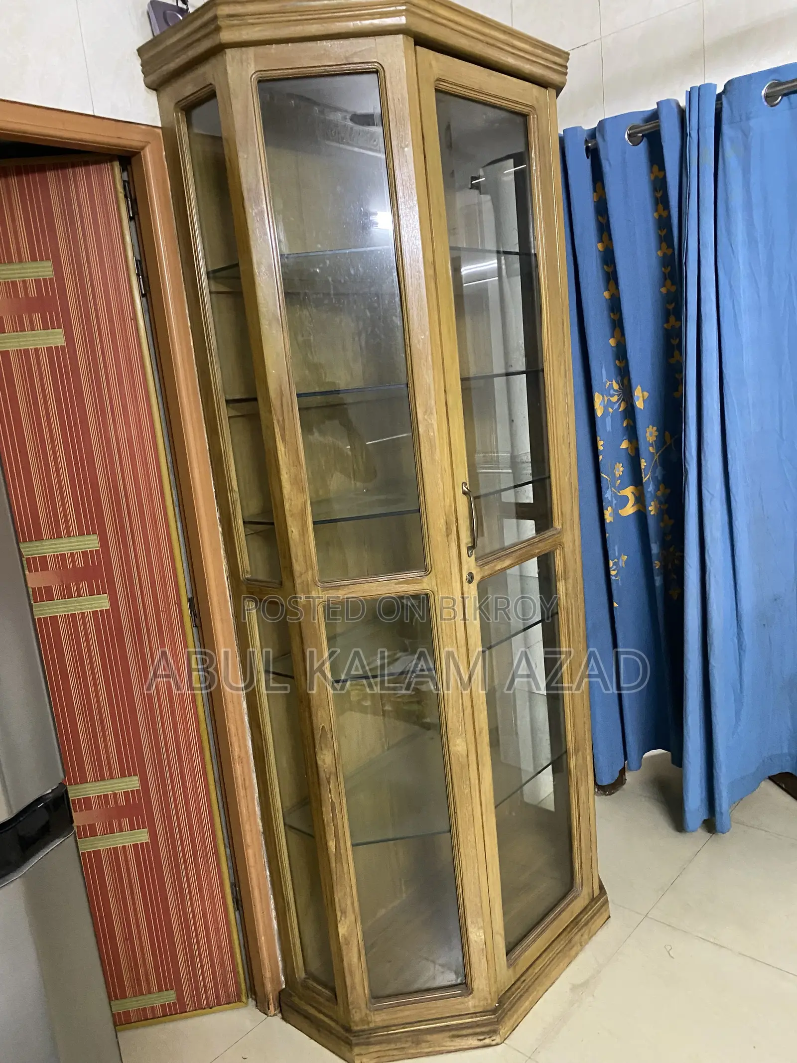 Showcase made of wood and glass