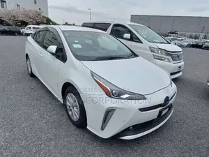Toyota Prius ২০২১ পার্ল