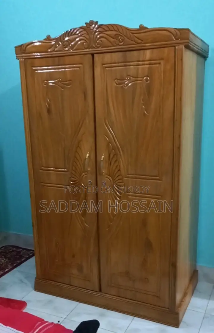 আকাশমণি কাঠের আলমারি ১২ হাজার টাকা।