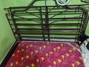 একটি খাট ও মিট্রেস বিক্রি করা হবে