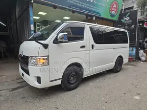 টয়োটা হাইএস ২০২০ সাদা