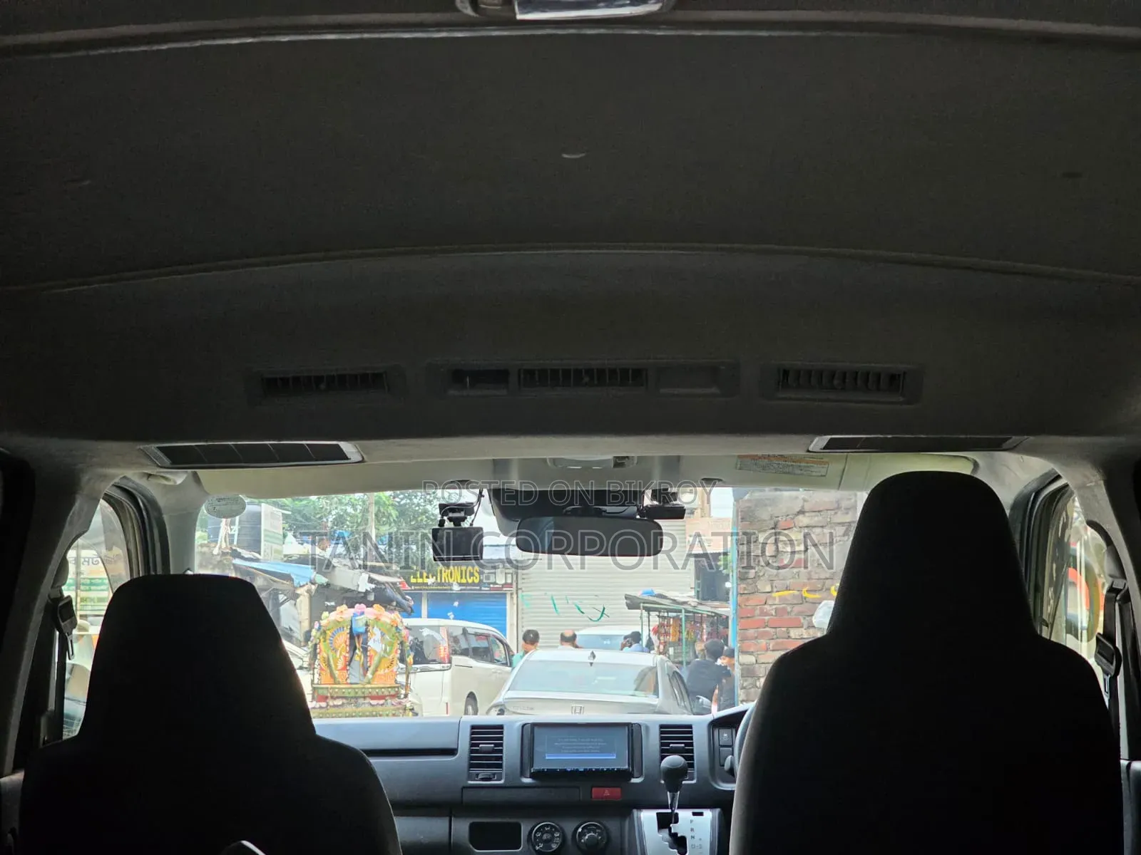 টয়োটা হাইএস ২০২০ সাদা