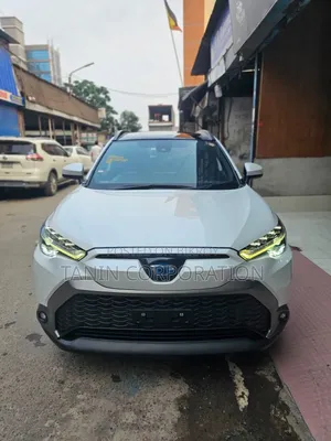 টয়োটা করোলা ক্রস ২০২৩ সাদা