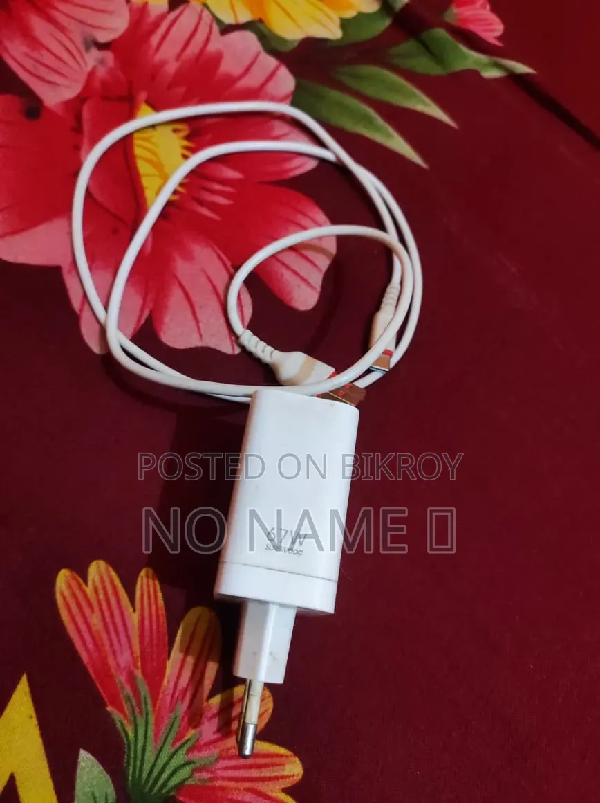 Oppo ফোনের অরিজিনাল চার্জার । কেবল শুধু মার্কেট থেকে কেনা হয়েছিল।