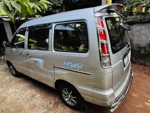 Toyota Noah 2.0 FWD (8 Seater) 2005 Silver