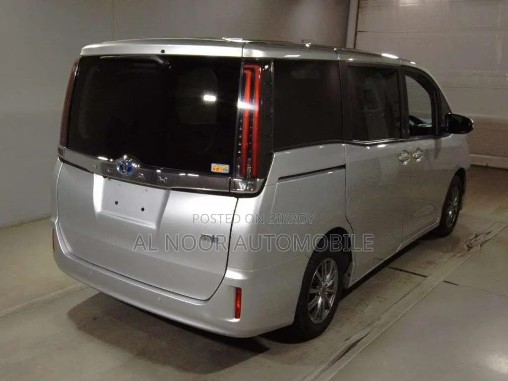 Toyota Noah 2021 Silver