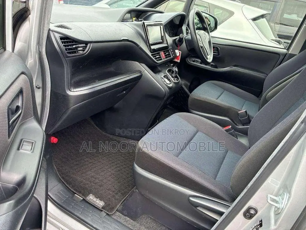Toyota Noah 2021 Silver