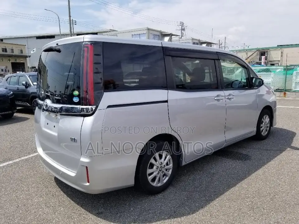 Toyota Noah 2021 Silver