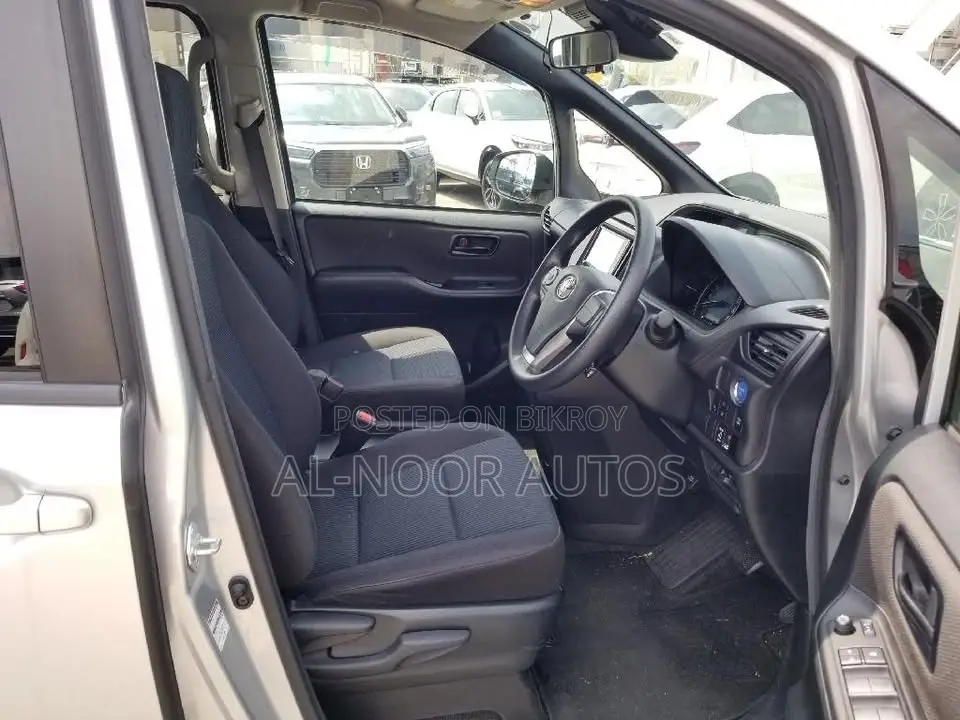 Toyota Noah 2021 Silver