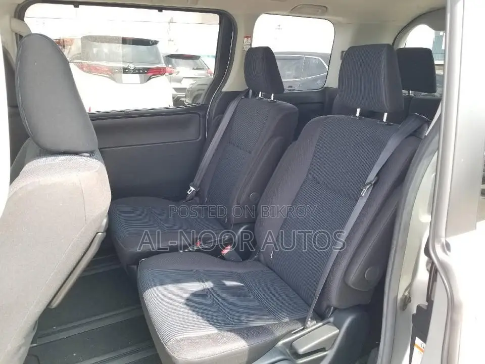Toyota Noah 2021 Silver