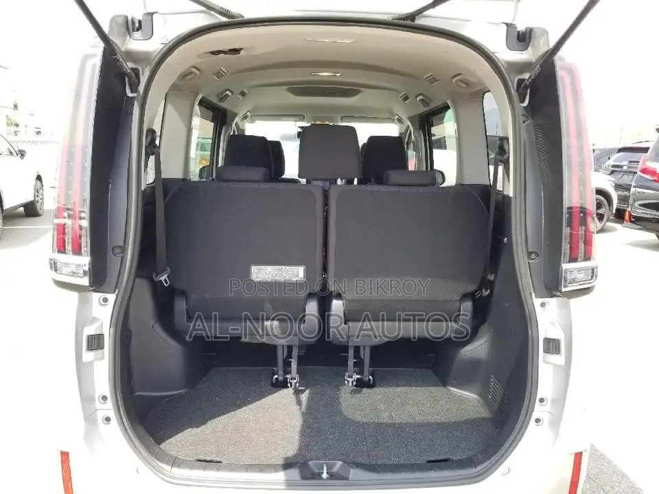 Toyota Noah 2021 Silver