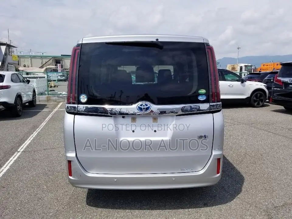 Toyota Noah 2021 Silver