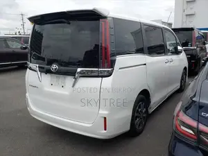 Toyota Esquire 2021 Pearl