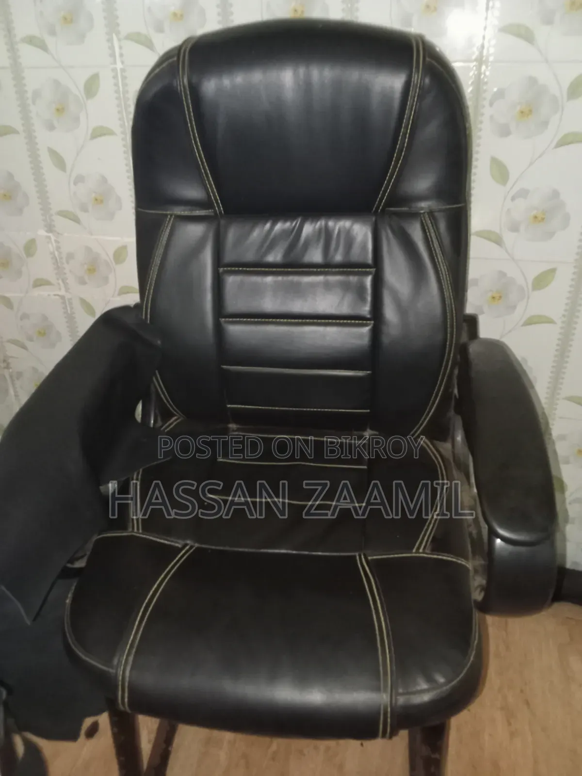 লেদার ক্লথ চেয়ার