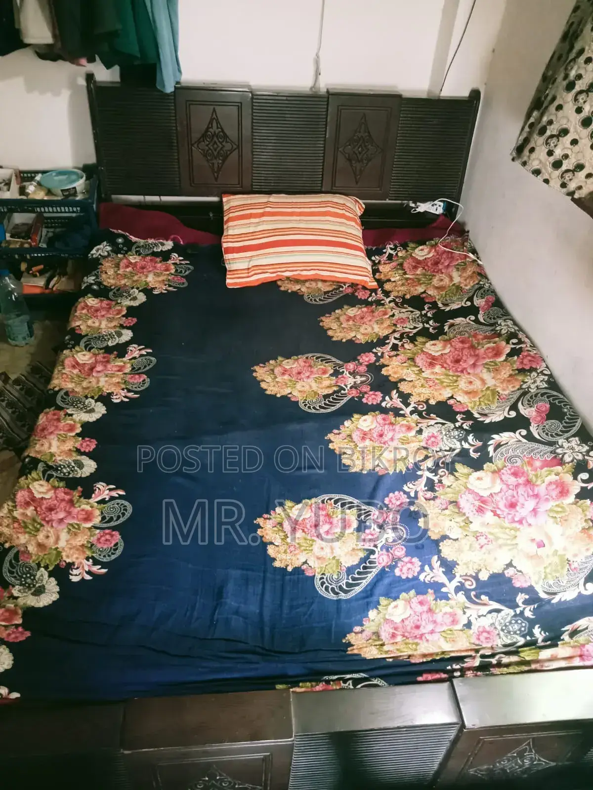কম্পিউটার টেবিল এবং চেয়ার / বেড