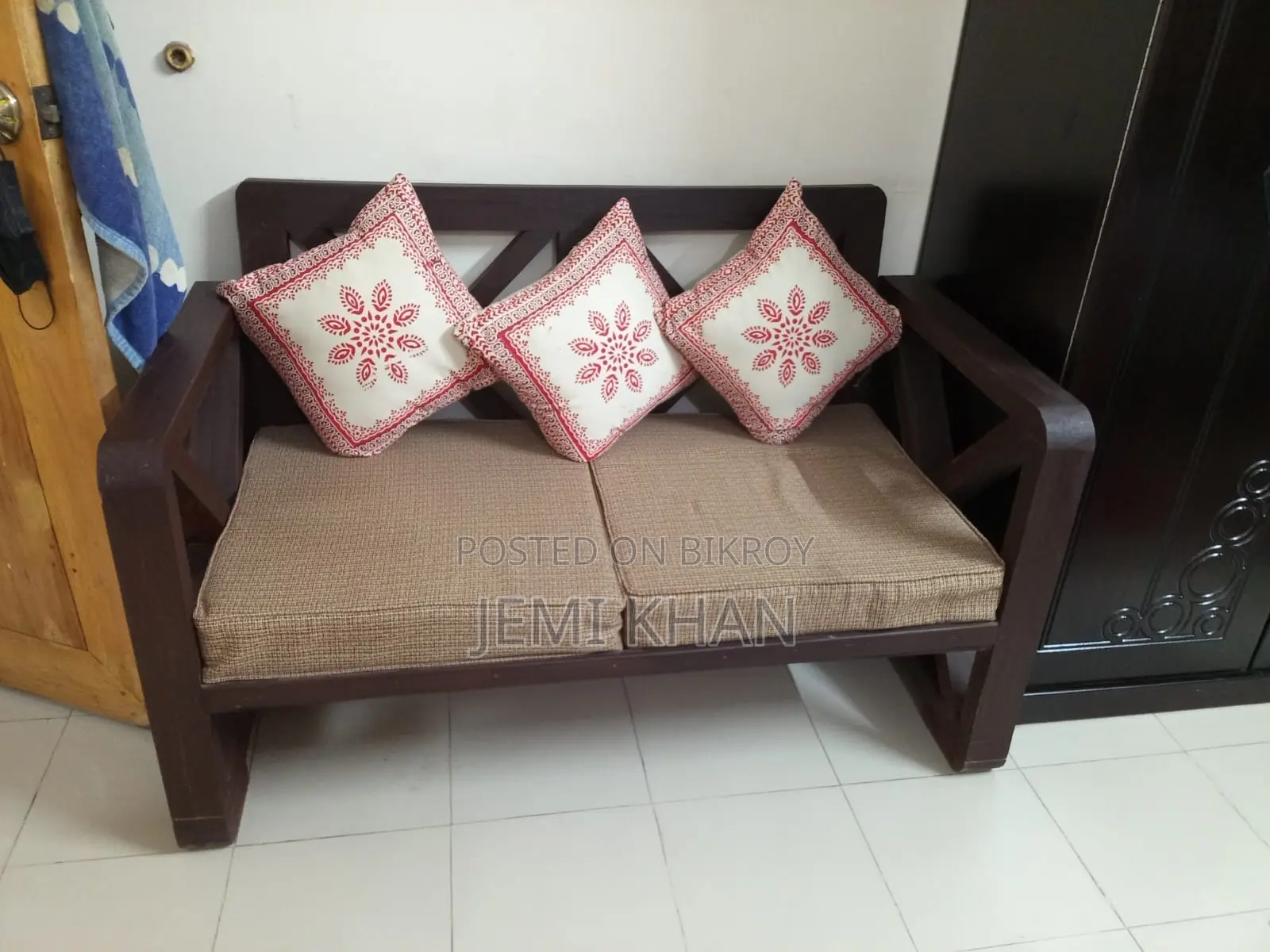 সেগুন কাঠের তৈরি কুশন+কভার+বসার ফোমসহ সোফা।