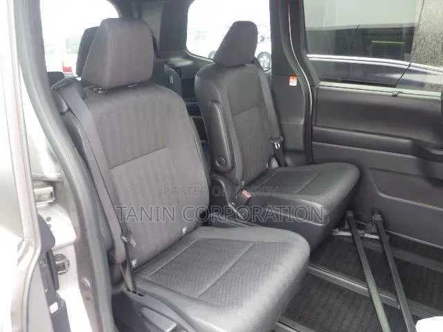 Toyota Noah 2022 Silver