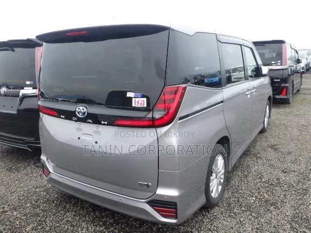 Toyota Noah 2022 Silver