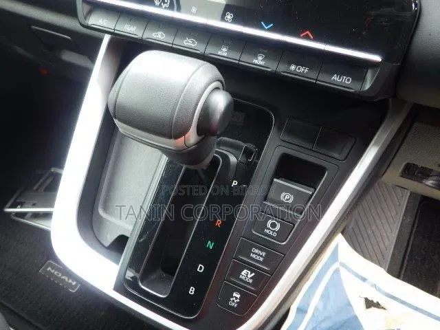 Toyota Noah 2022 Silver