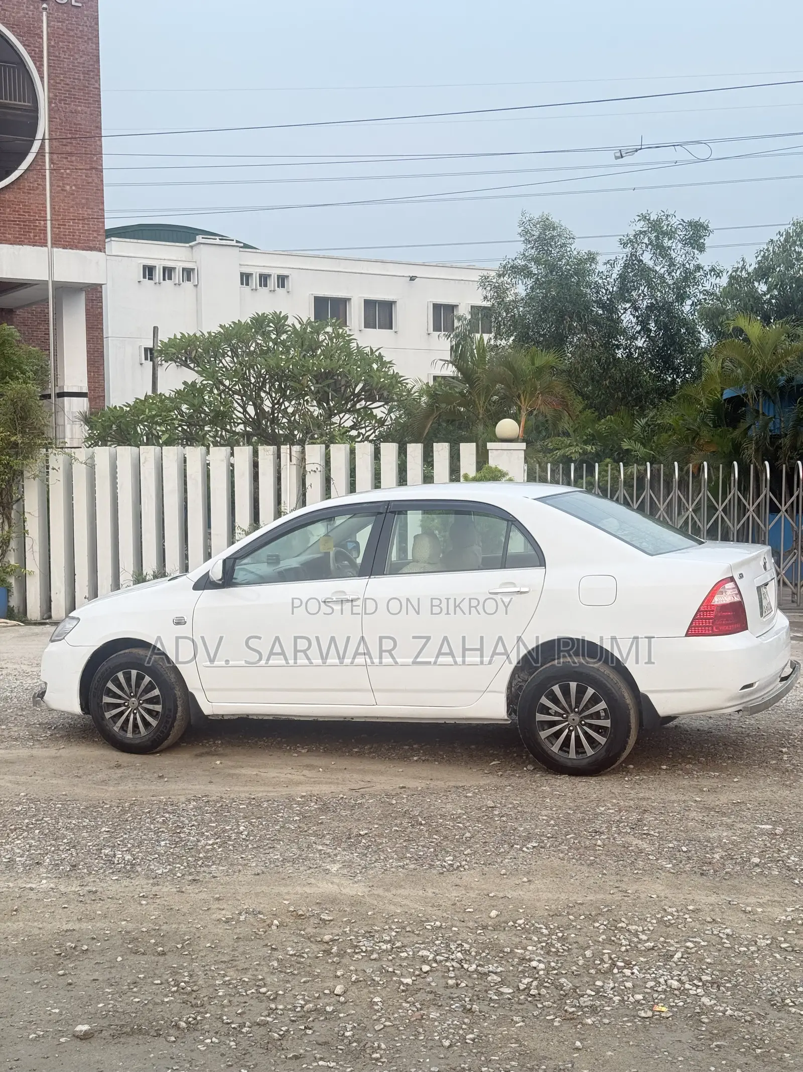 টয়োটা করোলা ২০০৪ সাদা