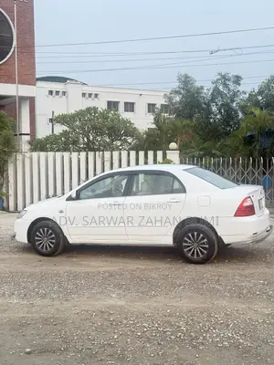 টয়োটা করোলা ২০০৪ সাদা