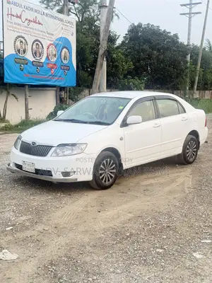 টয়োটা করোলা ২০০৪ সাদা